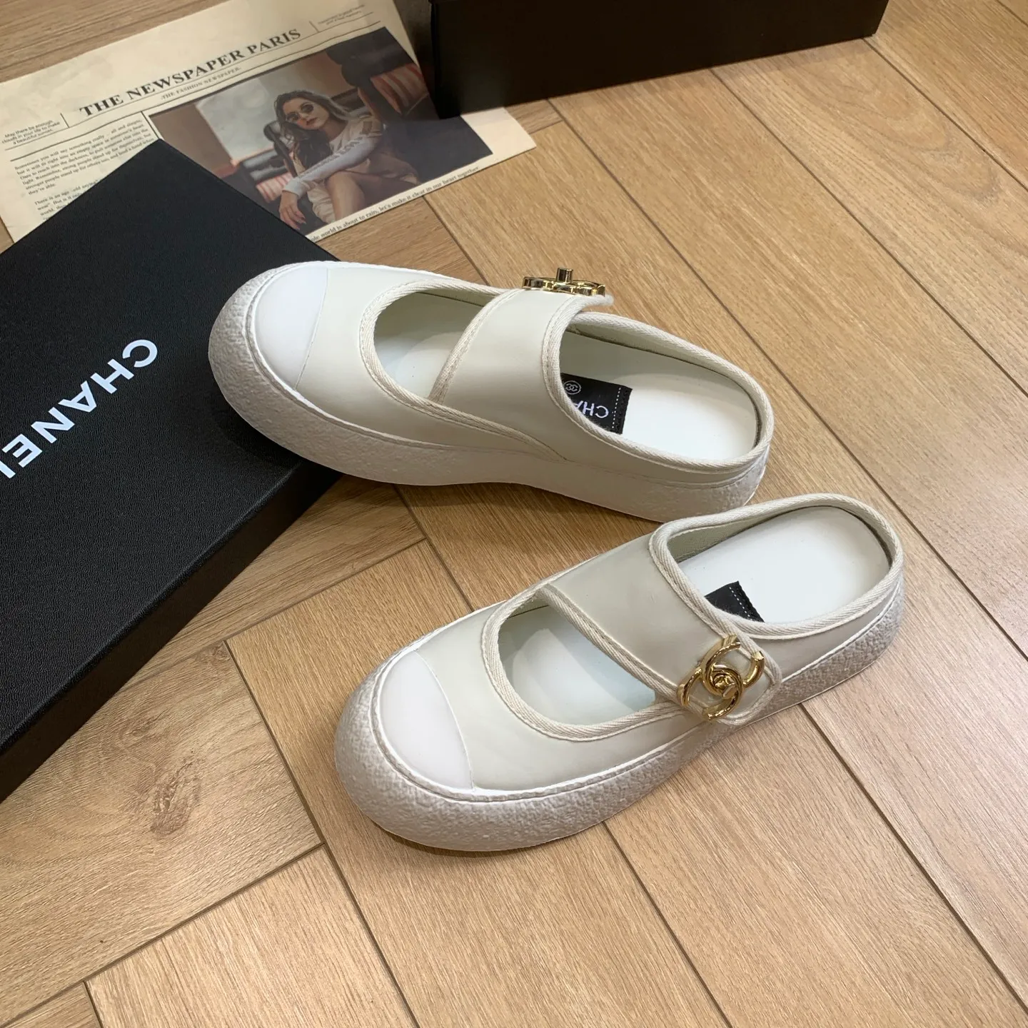 👟👟Ex-factory price 540👟👟 🍀Chanel Chanel 24P Xiaoxiang's latest hot style big-toe shoes, doll shoes, casual sports shoes, white shoes, loafers Xiaoxiang's big-toe shoes this season are cool and cute. The toe and lace surface are eye-catching. The sense of elegance in casual is overwhelming. The classic design with metal round buckle is particularly eye-catching. The flat design is extremely comfortable. Daily matching, a must-have tool for looking cool when going out on the street. Fabric: original lambskin. Lining: original cloth. Foot pads: sheepskin. Sole: original molded non-slip TPU outsole. Bottom thickness: 3.5CM. Size: 35-41 (40 41 customized) 👉